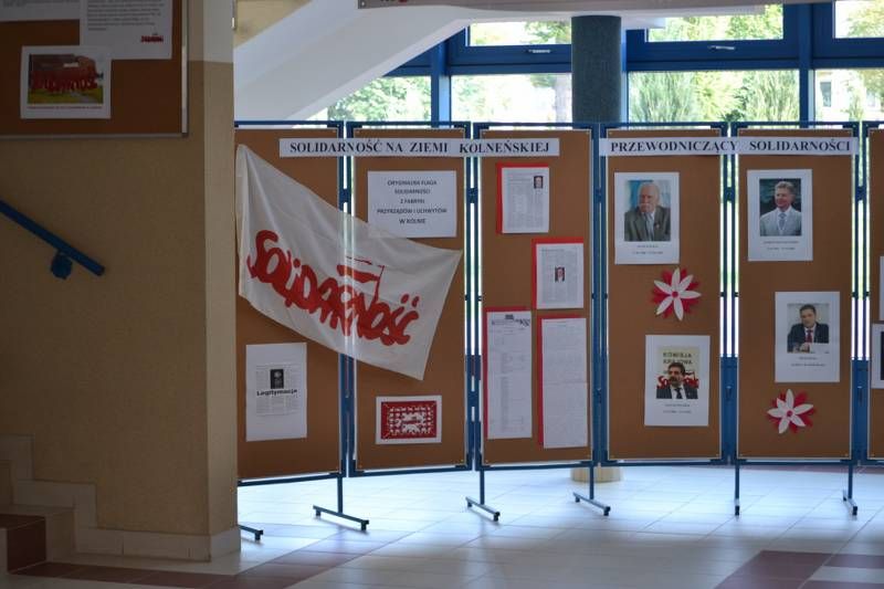 Wystawa  z okazji 35-lecia ?Solidarności? w Zespole Szkół Technicznych w Kolnie cieszy się dużym powodzeniem