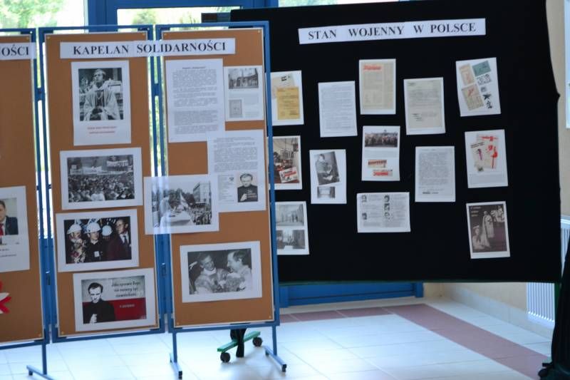 Wystawa  z okazji 35-lecia ?Solidarności? w Zespole Szkół Technicznych w Kolnie cieszy się dużym powodzeniem