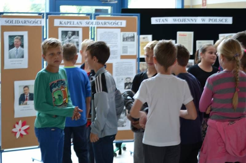 Wystawa  z okazji 35-lecia ?Solidarności? w Zespole Szkół Technicznych w Kolnie cieszy się dużym powodzeniem