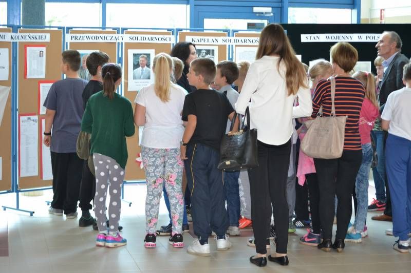 Wystawa  z okazji 35-lecia ?Solidarności? w Zespole Szkół Technicznych w Kolnie cieszy się dużym powodzeniem