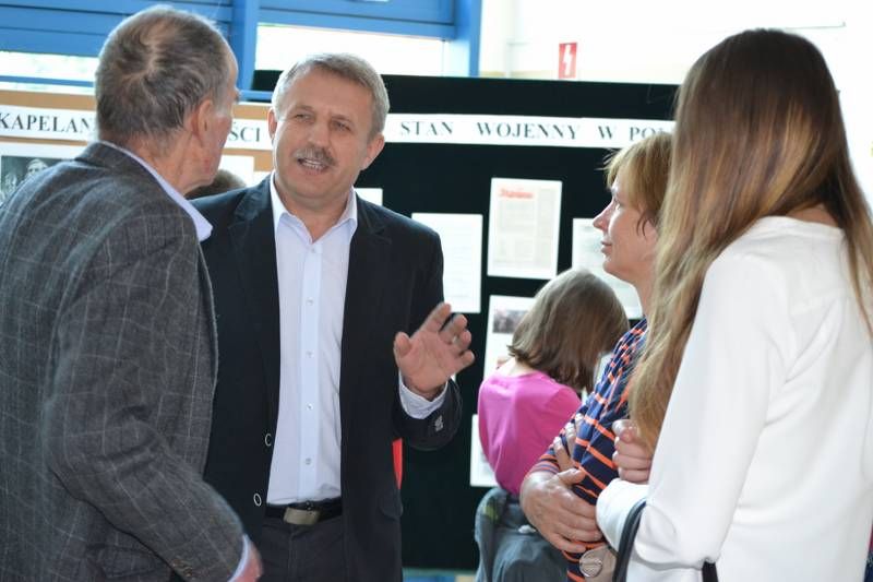 Wystawa  z okazji 35-lecia ?Solidarności? w Zespole Szkół Technicznych w Kolnie cieszy się dużym powodzeniem