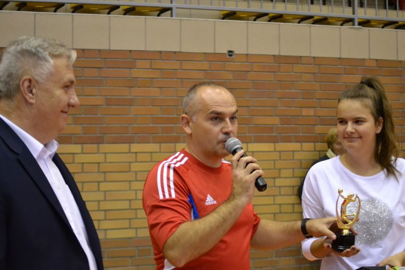 Dziewczęta z Pisza wyjechały z pucharem dyrektora