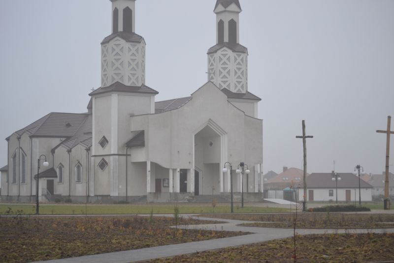 Zagospodarowano teren przy kościele