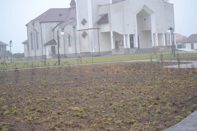 Zagospodarowano teren przy kościele