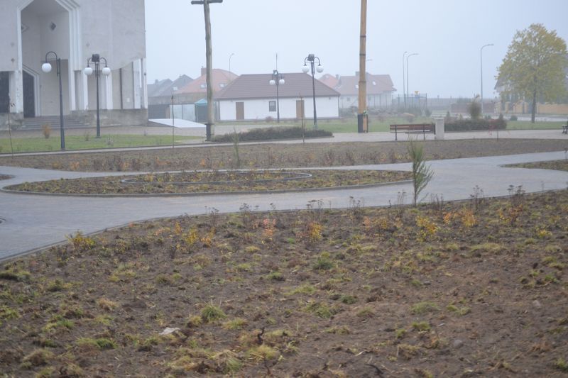 Zagospodarowano teren przy kościele