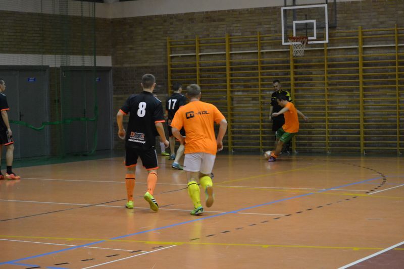 Mecz na szczycie w szóstej kolejce halówki. Nowym liderem zespół Drewniaków