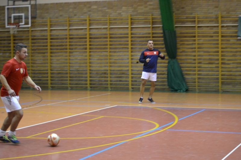 Mecz na szczycie w szóstej kolejce halówki. Nowym liderem zespół Drewniaków