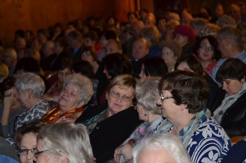 Losy małżonków w krzywym zwierciadle. Owacje na stojąco dla kolneńskich artystów. Zobacz video i foto