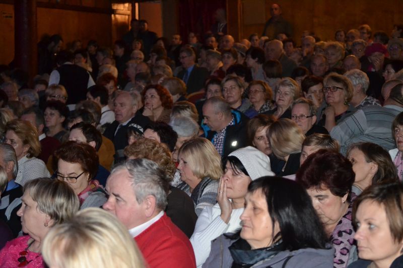 Losy małżonków w krzywym zwierciadle. Owacje na stojąco dla kolneńskich artystów. Zobacz video i foto