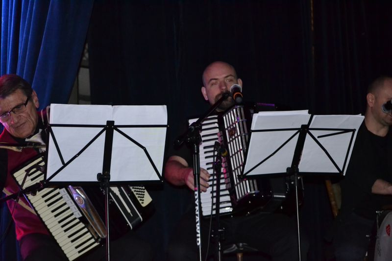 Losy małżonków w krzywym zwierciadle. Owacje na stojąco dla kolneńskich artystów. Zobacz video i foto