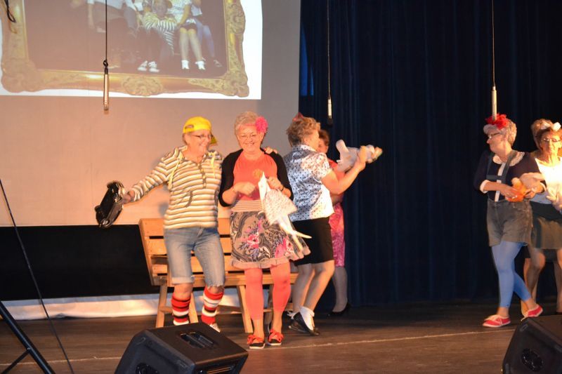 Losy małżonków w krzywym zwierciadle. Owacje na stojąco dla kolneńskich artystów. Zobacz video i foto