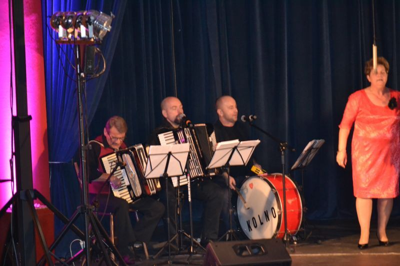 Losy małżonków w krzywym zwierciadle. Owacje na stojąco dla kolneńskich artystów. Zobacz video i foto