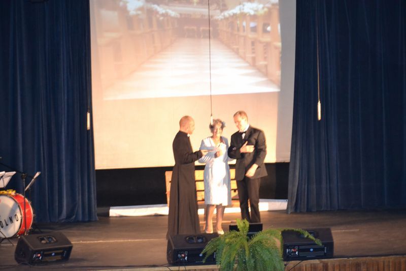 Losy małżonków w krzywym zwierciadle. Owacje na stojąco dla kolneńskich artystów. Zobacz video i foto