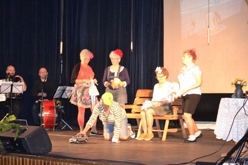 Losy małżonków w krzywym zwierciadle. Owacje na stojąco dla kolneńskich artystów. Zobacz video i foto