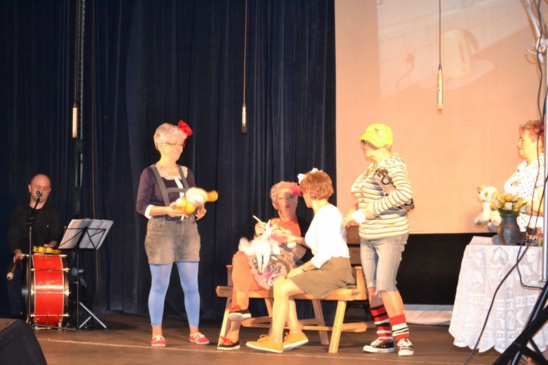 Losy małżonków w krzywym zwierciadle. Owacje na stojąco dla kolneńskich artystów. Zobacz video i foto