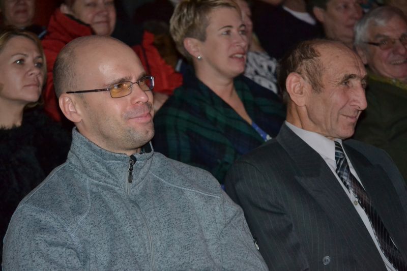 Losy małżonków w krzywym zwierciadle. Owacje na stojąco dla kolneńskich artystów. Zobacz video i foto