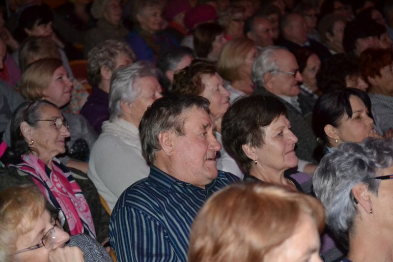 Losy małżonków w krzywym zwierciadle. Owacje na stojąco dla kolneńskich artystów. Zobacz video i foto