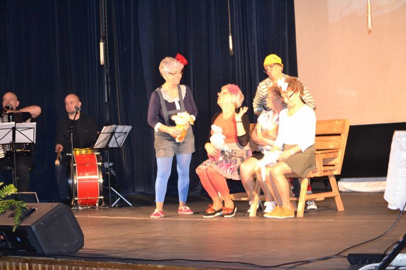 Losy małżonków w krzywym zwierciadle. Owacje na stojąco dla kolneńskich artystów. Zobacz video i foto