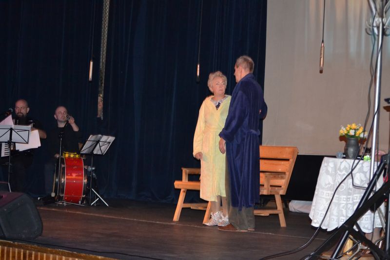 Losy małżonków w krzywym zwierciadle. Owacje na stojąco dla kolneńskich artystów. Zobacz video i foto