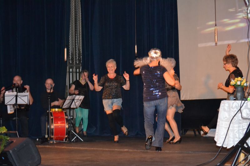 Losy małżonków w krzywym zwierciadle. Owacje na stojąco dla kolneńskich artystów. Zobacz video i foto