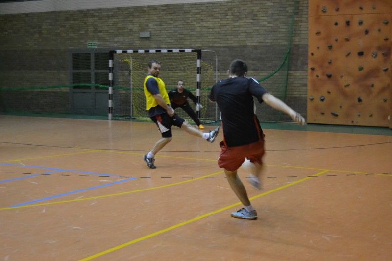 Dotkliwa porażka Mlekpolu z Drewniakami.  Co wiemy po piętnastej kolejce halówki?