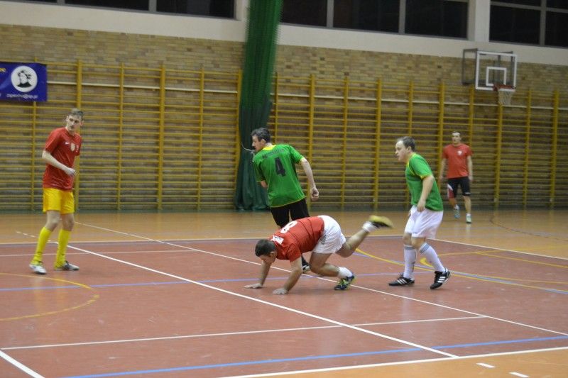 Dotkliwa porażka Mlekpolu z Drewniakami.  Co wiemy po piętnastej kolejce halówki?