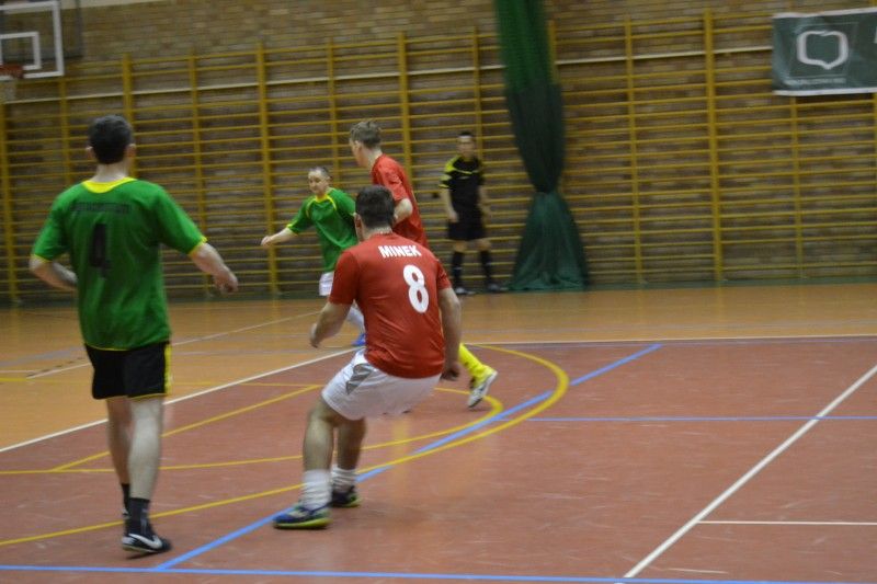 Dotkliwa porażka Mlekpolu z Drewniakami.  Co wiemy po piętnastej kolejce halówki?