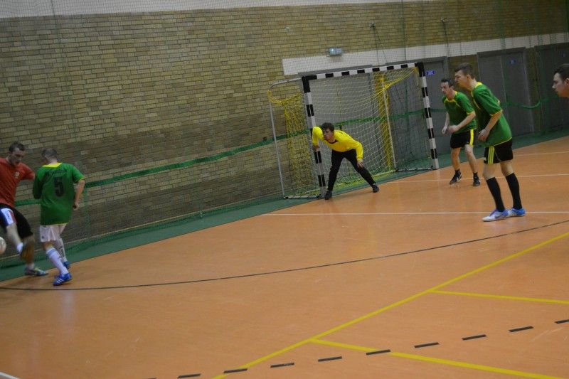 Dotkliwa porażka Mlekpolu z Drewniakami.  Co wiemy po piętnastej kolejce halówki?