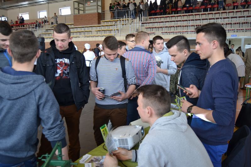 Edukacyjna  Giełda dla Gimnazjalistów w Kolnie. Mogli porównać oferty szkół (zobacz zdjęcia)