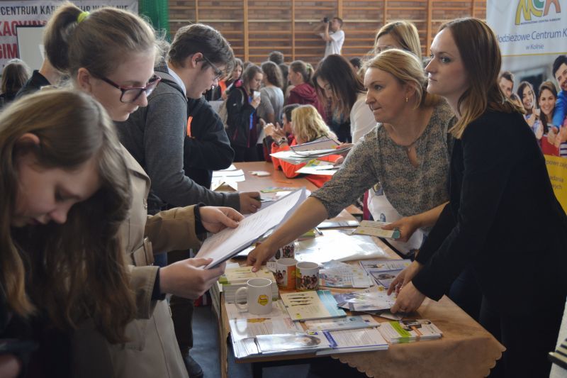 Edukacyjna  Giełda dla Gimnazjalistów w Kolnie. Mogli porównać oferty szkół (zobacz zdjęcia)