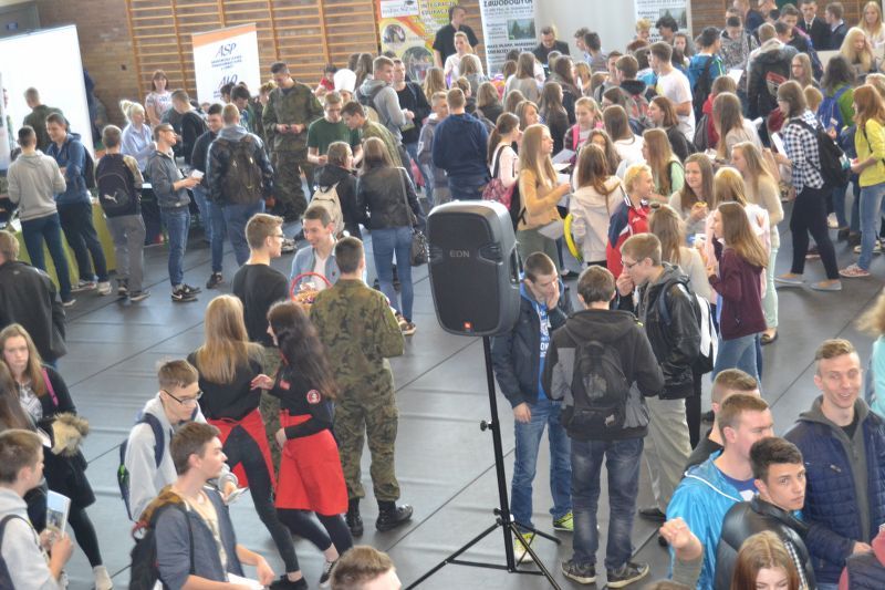 Edukacyjna  Giełda dla Gimnazjalistów w Kolnie. Mogli porównać oferty szkół (zobacz zdjęcia)