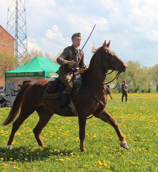 Tętent kopyt końskich, mundury ułańskie oraz śpiew kawaleryjskich pieśni