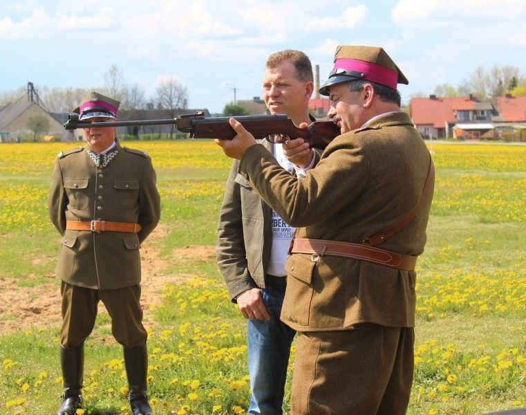 Tętent kopyt końskich, mundury ułańskie oraz śpiew kawaleryjskich pieśni