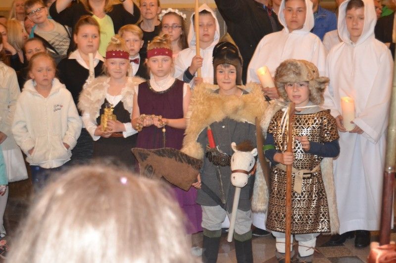 Chrzest Polski: Zobacz relację ze spektaklu w wykonaniu uczniów z Kolna