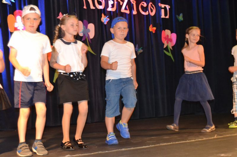 Znakomity spektakl na Dzień Mamy i Taty