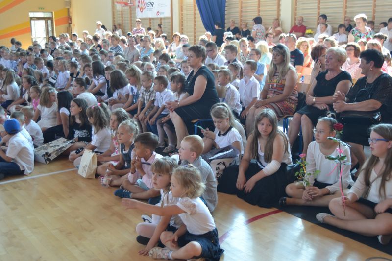 No i mamy wakacje. Zobacz zdjęcia z zakończenia roku szkolnego w kolneńskich szkołach