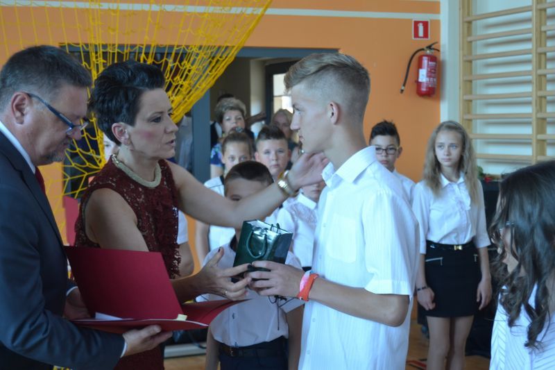 No i mamy wakacje. Zobacz zdjęcia z zakończenia roku szkolnego w kolneńskich szkołach