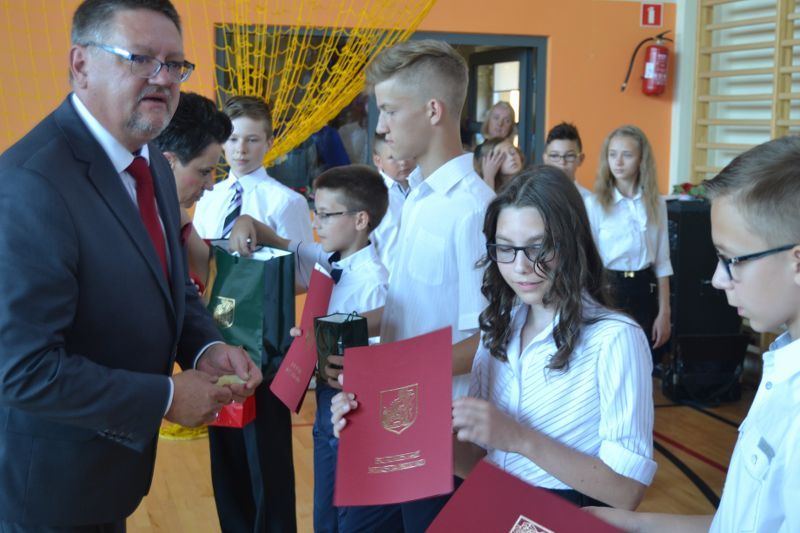 No i mamy wakacje. Zobacz zdjęcia z zakończenia roku szkolnego w kolneńskich szkołach