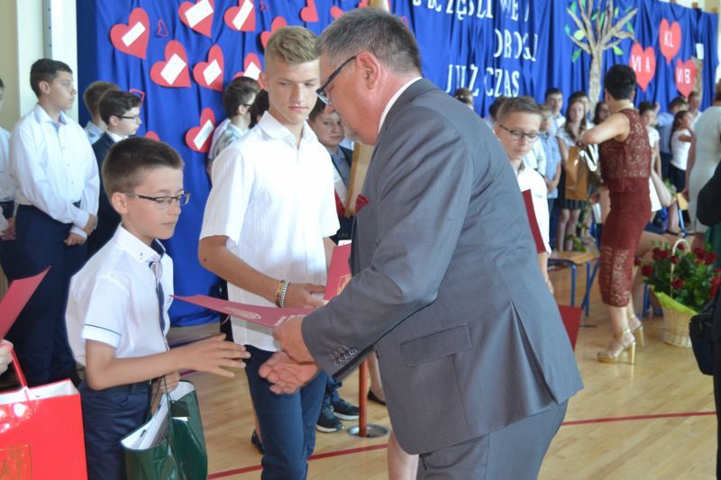 No i mamy wakacje. Zobacz zdjęcia z zakończenia roku szkolnego w kolneńskich szkołach