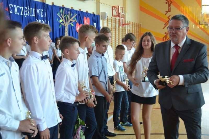 No i mamy wakacje. Zobacz zdjęcia z zakończenia roku szkolnego w kolneńskich szkołach