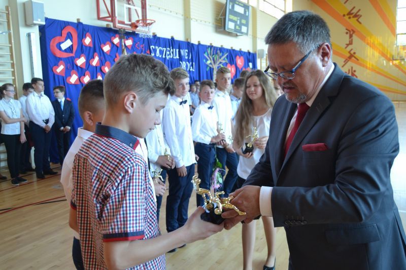 No i mamy wakacje. Zobacz zdjęcia z zakończenia roku szkolnego w kolneńskich szkołach