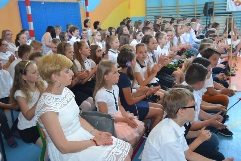 No i mamy wakacje. Zobacz zdjęcia z zakończenia roku szkolnego w kolneńskich szkołach