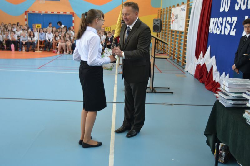 No i mamy wakacje. Zobacz zdjęcia z zakończenia roku szkolnego w kolneńskich szkołach