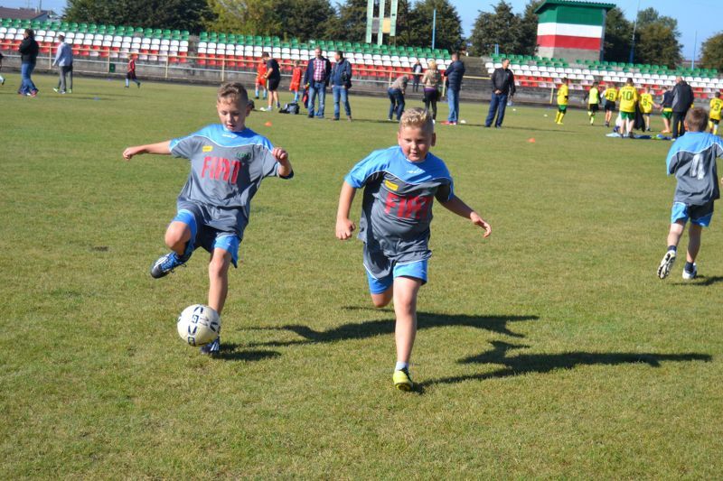 Młodzi piłkarze z Lachowa wygrywają piłkarski turniej w Kolnie