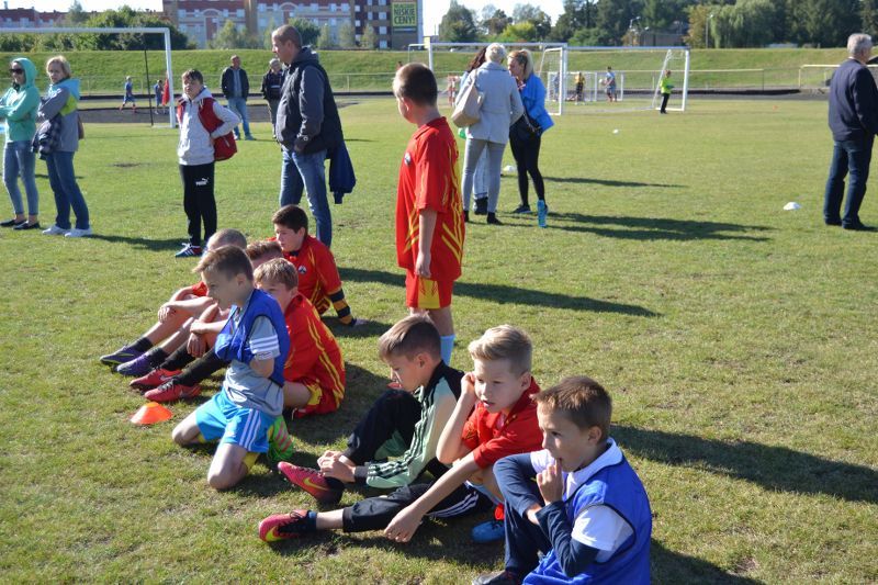 Młodzi piłkarze z Lachowa wygrywają piłkarski turniej w Kolnie