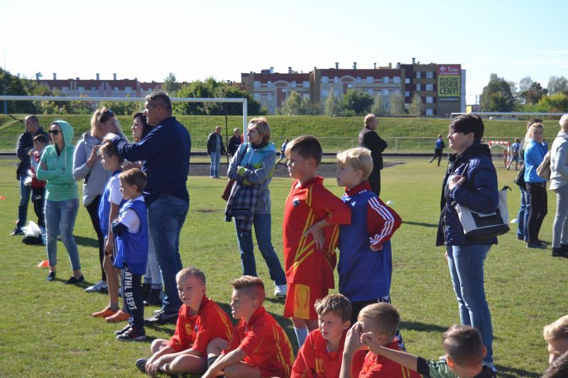 Młodzi piłkarze z Lachowa wygrywają piłkarski turniej w Kolnie