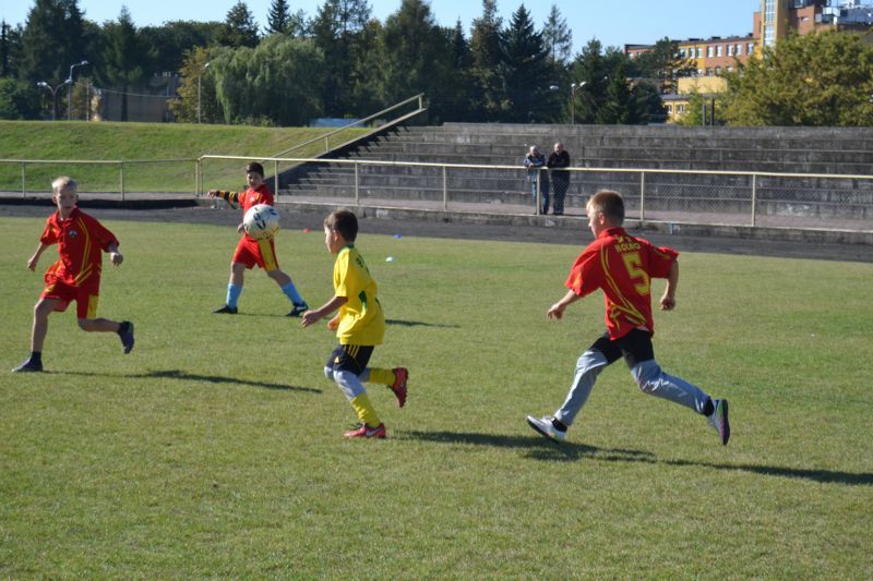 Młodzi piłkarze z Lachowa wygrywają piłkarski turniej w Kolnie