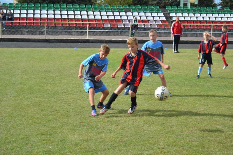 Młodzi piłkarze z Lachowa wygrywają piłkarski turniej w Kolnie
