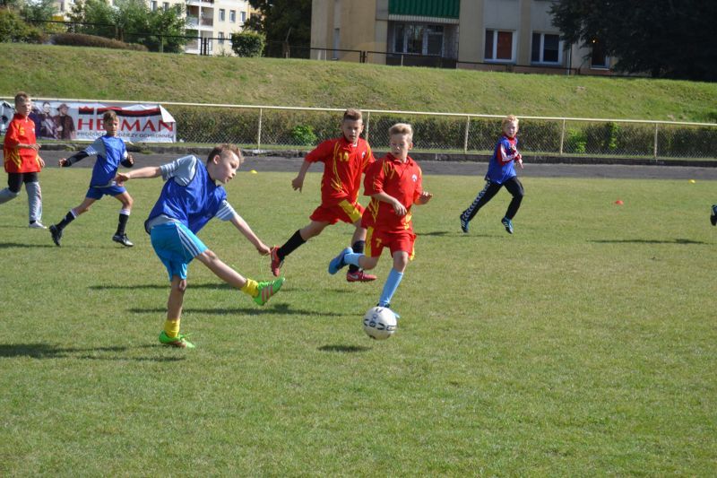 Młodzi piłkarze z Lachowa wygrywają piłkarski turniej w Kolnie