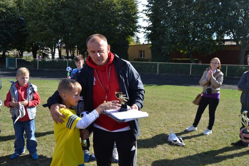 Młodzi piłkarze z Lachowa wygrywają piłkarski turniej w Kolnie